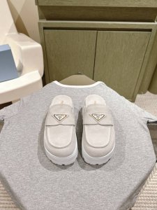Prad 一腳蹬厚底 普拉达新款，这款牛筋底上脚非常舒适，今年非常爆，穿上 增高 休闲两不误，清爽的表现足以表达对鞋子的个个细节的把控，面料：进口丝光牛反绒，羊