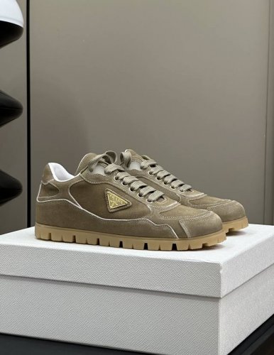 顶级品质 Prad A Ss24 New Arrival～ P家24 休闲鞋新品 进口牛绒面料，质感拉满呀 内里羊皮，脚感觉觉子哦 软得没朋友啊，脚感超级软糯