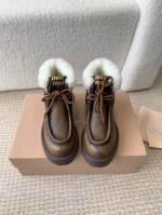 麂皮 擦皮牛皮 Miu Miu 24ss 秋冬走秀新款 羊毛 休闲短靴 今年最值得入手的靴子 没有之一！ 超多网红明星上脚 miumiu今年秋冬确实泰酷辣 秋冬