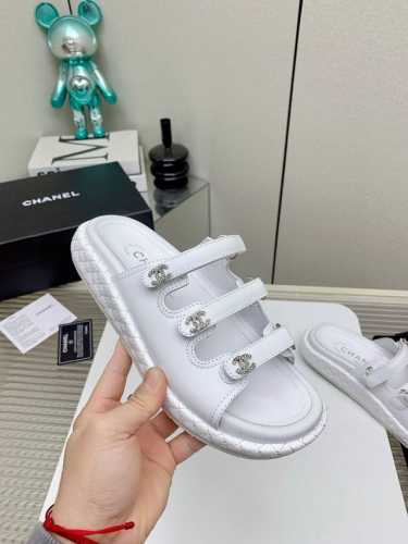 Chanel香奈儿小香魔术贴沙滩拖鞋25ss 春夏新款;专柜最新款，上脚依然让我心甘情愿剁手入，四季搭配都无敌了，，超级推荐鞋面：进口混种羊皮内里：羊皮大底：橡
