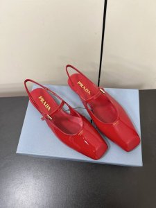 PRADA 普拉达 25ss 春夏新款 平跟方头后空凉鞋单鞋简单的设计大概就是它最让人喜欢的点 不是烂大街的那种 很有自己的品牌个性面料：进口小牛漆皮 内里：进