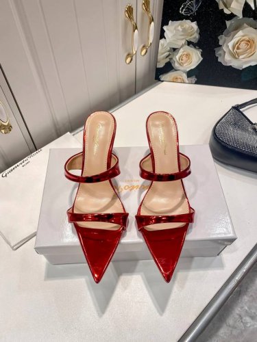 出厂 gianvito Rossi 一字带尖头高跟凉鞋 高跟鞋 设计超酷 经典百搭 上脚舒适 随意搭配皆可完美呈现 优雅风格 创造不一样的感觉 跟高 7.5Cm