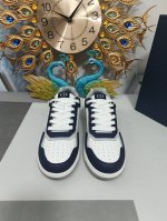 工厂实价 。2023年迪奥b27,顶级版本。官网最新配色 Di～R 情侣高帮b27休闲运动鞋，这款 B27 高帮运动鞋是该系列新品，延续 Di*R的经典款式。采