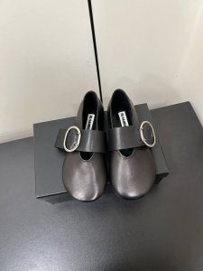 jilsander2025新款圆头芭蕾舞乐福鞋单鞋 Jil Sander这款现代风格凉鞋醒目吸睛，微风轻轻吹过，脚下的每一步都应该轻盈而自在。头层小牛皮鞋面打满