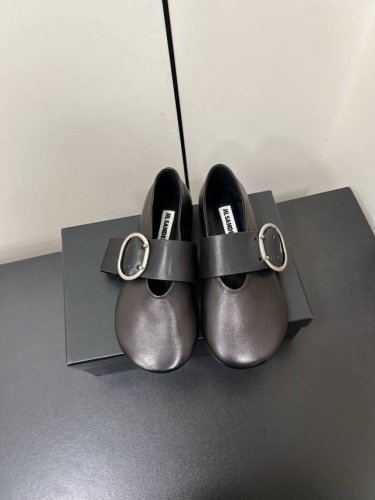 jilsander2025新款圆头芭蕾舞乐福鞋单鞋 Jil Sander这款现代风格凉鞋醒目吸睛，微风轻轻吹过，脚下的每一步都应该轻盈而自在。头层小牛皮鞋面打满