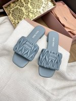 miumiu2025初夏新款褶皱面一字拖鞋 皱皱的皮革处理工艺是Miu家的经典手法 凸显了小羊皮的天然质感~ 让视觉更精致 材质：小羊皮 内里：羊皮 大底：意大