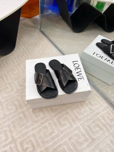 代购级 Loewe 罗意威 25Ss 春夏新品 交叉 方扣 拖鞋 疯狂种草简约设计感觉更干净优雅 让你念念不忘 颜色也很耐看漂亮，上脚瞬间气质十足气场，简直无敌