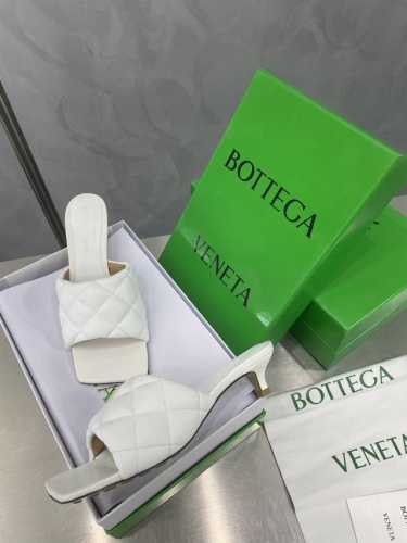 Bv 葆蝶家 新加金属小羊皮4色 深口拖鞋 光纤白 Padded穆勒鞋4.5Cm Bottega Venet 深口面包拖鞋继续延续 夸张的各种配色 必将影响穿搭