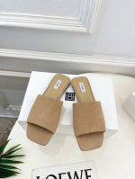 toteme 2025春夏新品 方头复古拖鞋 作为这两年最受欢迎的设计师牌 设计简单 细节巧妙 清新脱俗 不想满大街撞款的可以看看这个品牌 比较小众却又是那么好