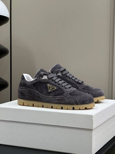顶级品质 Prad A Ss24 New Arrival～ P家24 休闲鞋新品 进口牛绒面料，质感拉满呀 内里羊皮，脚感觉觉子哦 软得没朋友啊，脚感超级软糯
