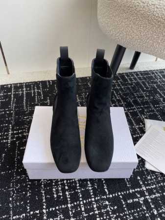 代购级 Dior 迪奥 24ss 秋冬新款 lcon cd 粗跟短靴 这款 Dior Icon 带跟及踝靴是二零二四冬季成衣系列新品，彰显 Dior 的经典标识 - 点击图像关闭