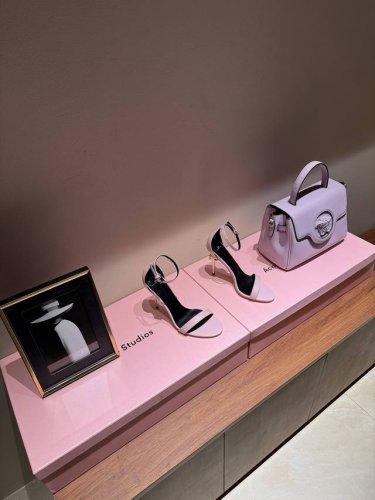 试试不一样的Elisabetta Franchi高跟鞋 一个轻奢品牌 Elisabetta Franchi Elisabetta Franchi绝美高跟时装秀场