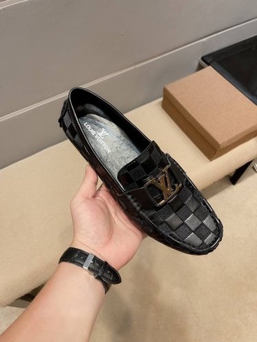 Lv，原版1:1....作为时尚界的活跃一族，以大胆创新为本色 ，为潮男们打造出这款高档套脚皮鞋 ，面料采用进口原版牛皮，舒适的头层猪皮内里. 时尚潮流，原版大
