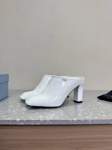 PRADA 普拉达 25ss早春新款 经典高跟 三角标单鞋 半拖简单的设计大概就是它最让人喜欢的点不是烂大街的那种 很有自己的品牌个性面料：采用原版牛漆皮内里垫
