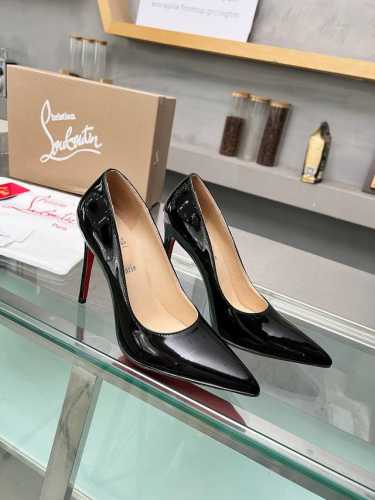 冲量价: ChristianLouboutin 路铂廷 CL红底鞋2024 春夏系列新品登场，创意大胆的鞋履设计尽显前卫态度，焕新都市造型。优雅时尚上面镶有银色