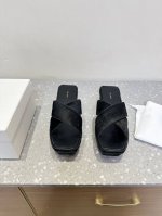 the Row 小众潮牌 25Ss春夏新款 厚水台 方头 拖鞋 这不用多说，是近两年最火之一的品牌，春夏的季节就要到了 凉鞋我感觉即将要爆火 无论是配牛仔裤，亚