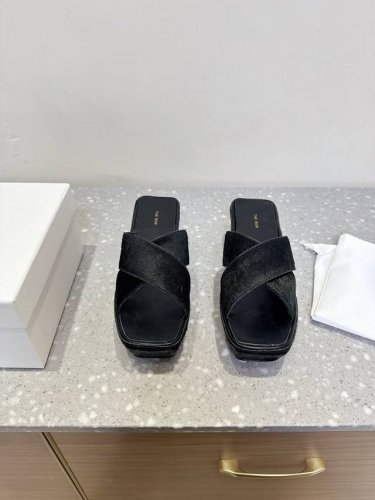 the Row 小众潮牌 25Ss春夏新款 厚水台 方头 拖鞋 这不用多说，是近两年最火之一的品牌，春夏的季节就要到了 凉鞋我感觉即将要爆火 无论是配牛仔裤，亚
