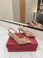 出厂价： Valentino 华伦天奴推出全新透明胶片系列，胶片款Vlogo后系带高跟鞋尖头V扣凉鞋。上脚非常修脚型 重点是很好非常好驾驭 不磨脚不累脚 行走神