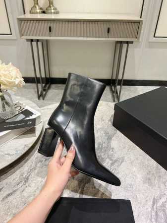 代购级 Alexander Wang 大王24秋冬新款切割异形跟短靴 中高跟 大王的独特方头设计，令这款靴散发出独特魅力，独具一格的它能为任何装扮增添摩登气息 - 点击图像关闭