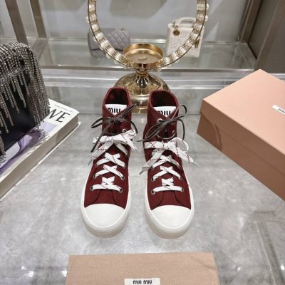 出厂 单鞋 小短靴 Miu Miu 缪缪 25Ss春夏新款 复古 休闲鞋 本季Miu Miu延续了该风格推出了专属款，整体鞋型线条简约＋轻薄鞋底设计，配色大胆时