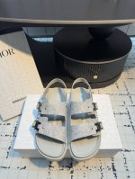birkenstock X Dior情侣款全球限量联名款，联名单品重新诠释 Tokio 穆勒鞋和 Milano 凉鞋这两款勃肯标志性单品，将实用功能与优雅风范相