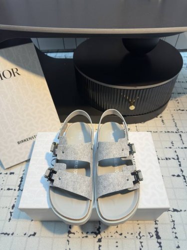 birkenstock X Dior情侣款全球限量联名款，联名单品重新诠释 Tokio 穆勒鞋和 Milano 凉鞋这两款勃肯标志性单品，将实用功能与优雅风范相