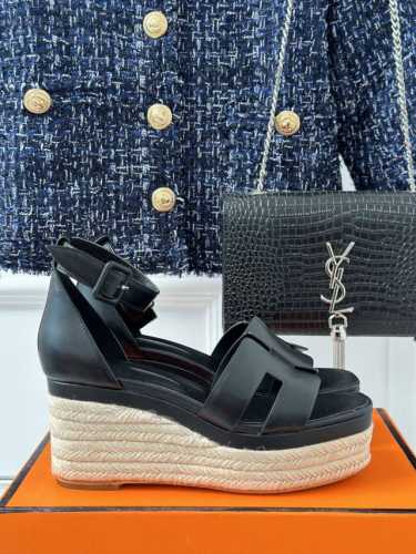 厂价 HermèS 爱马仕经典防水台H 坡跟厚底麻绳底凉鞋 极约复古的设计 浓厚的异域风情 时髦感十足、随便上脚都很有腔调 简简单单的款式随便搭配一下高级感就很
