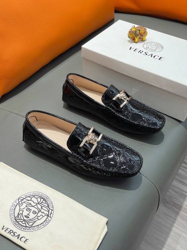 商品名称：Versace 范思哲 正规码数: 38-44 豆豆鞋 商品材料：精选 牛皮鞋面，柔软羊皮内里；原厂大底。