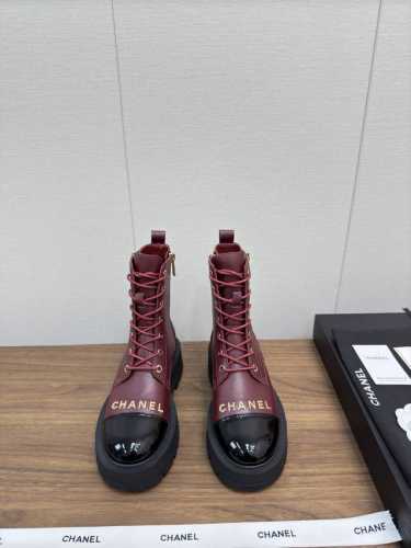 CHANEL小香24k 秋冬巴黎走秀款 绑带 长靴系列 马丁靴 原版购入1:1开发 各大时尚博主都有穿的一款靴子 上脚非常时髦 显腿神器，随便搭配都是超级好看