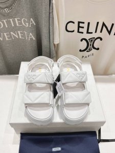 高版本出厂 Prada 普拉达25ss夏季新款情侣款沙滩厚底勃肯凉鞋这个鞋型真的属于经典不会过时的设计而且符合当下大家这种追求舒适，健康的穿着理念，被很多国内外