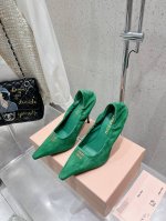 出厂 Miu Miu 缪缪 25Ss春夏新款 尖头高跟鞋 走秀网红爆款上脚非常完美 穿搭配 此鞋 优雅大方 时尚 高跟很好的拉伸腿部线条，让爱美的小姐姐们都能轻