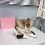 高品质 ！小众潮牌Magda Butr25春夏走秀系列后跟花朵高跟真丝单鞋婚鞋！作为品牌创始人以她独特的方式重新定义了女性特质。她将过去与未来、极简主义与性感、