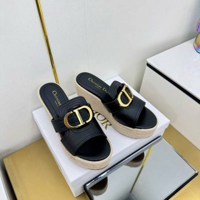 dior Chrono迪奥 高版本新款凉鞋. 简约超级百搭. 上脚完美奢华可任意搭配春夏服饰. 脚感更是舒适！材质原版完美复刻.原版电镀Logo饰扣. 原版牛皮