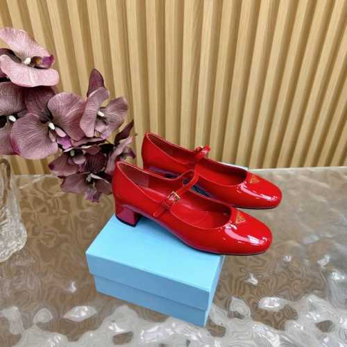 高版本 Prada 新品专柜新款玛丽珍凉鞋 单鞋 系列上新 高版本 鞋面：原版定制牛漆皮 牛皮 丝绒 内里：特定混种羊皮内里大底：原版开模真皮大底 跟高:4cm