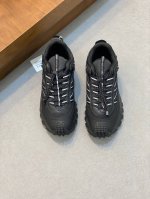 Moncler 蒙口 全新Trailgrip GTX鞋履出货 Moncler 带来了自家的原创鞋款Trailgrip，依然是户外机能造型。这款鞋的设计师大有来头