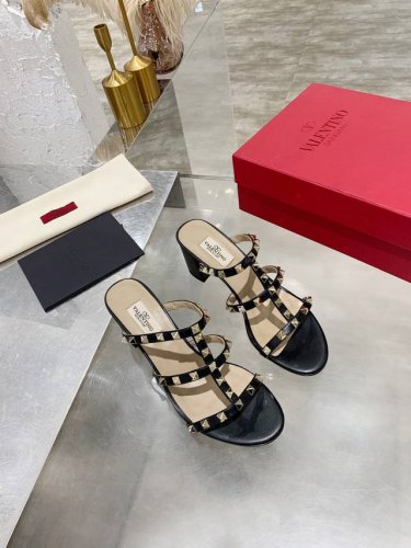 p直销 华伦粗跟凉鞋 Vt铆钉系列 绝对是当仁不让的经典之作！自Rockstud Collection系列推出以来俨然成了Valentino一个重要的标志性元素