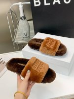 工厂价 MiuMi* 缪缪秋冬新款厚底毛毛拖 ﹌ 每逢秋冬来临 毛拖是必不可少的单品 不仅足够保暖 还能拥有舒适的触感无论搭配什么都有种漫不经心的时髦纯羊毛 有
