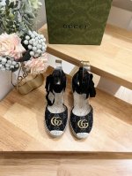 P340 24Ss早春Gucci古奇草编厚底坡跟凉鞋能够为你的夏日装扮带来一抹摩登风情。 鞋面：皮革，织物 衬里：皮革 鞋底：皮革内底，橡胶鞋底 露趾圆头 西班
