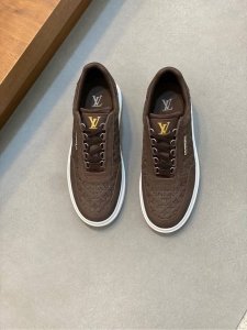 louis Vuitton 路易威登 -高端品质 原单 -鞋面：压纹小牛皮、高周波品牌Logo -内里：意大利进口透气网布， -大底：舒适Tpu成型大底 -超高