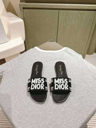 迪奥 Miss Dior系列平底拖鞋 字母刺绣Logo拼色一字拖鞋 1 专柜同步最新配色夏季胶囊系列立体刺绣度假字母拖升级版 美爆的全新系列 暴走利器原Ban开 - 点击图像关闭