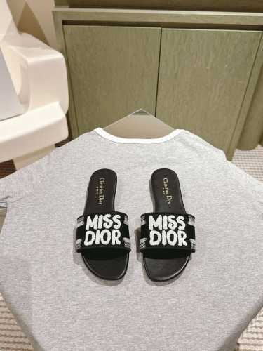 迪奥 Miss Dior系列平底拖鞋 字母刺绣Logo拼色一字拖鞋 1 专柜同步最新配色夏季胶囊系列立体刺绣度假字母拖升级版 美爆的全新系列 暴走利器原Ban开