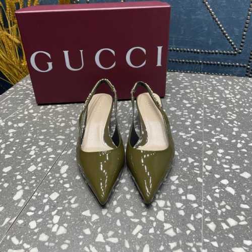 Gucci最新走秀款 此系列颜色鲜艳，尖头搭配金属字母链条 又是古驰的爆款，是美女们的首选 面料：牛漆皮 羊皮 内里：羊皮里 大底：真皮大底 跟高:4.5Cm