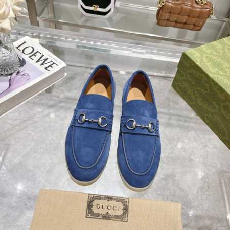 5257-3 男 蓝￥ P350 38-46 全新橡胶鞋底乐福鞋采用经典设计，匠心缀饰标志性马衔扣细节，塑就经典隽永的百搭单品，轻松打造多变造型。这款乐福鞋以蓝 - 点击图像关闭