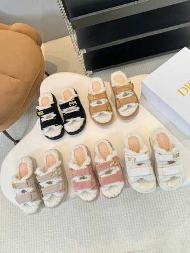 冬季新品： Dioract 凉拖以黑色绒面羊皮革鞋面和白色皮毛一体效果里料重新诠释，打造时尚廓形。贴合脚型的舒适鞋底，搭配魔术贴饰带，鞋面饰带点缀以金色饰面金属