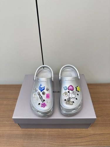 balenciaga Crocs 呆萌可爱款 巴黎世家夏季洞洞鞋 银色+10 原鞋购入开发 11厘米厚底 鞋底银色金属装饰并凹印Bbbalenciaga品牌标识