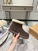 Ugg 韩里韩气超火小土豆雪地靴升级版来啦！ 其独特的浅口设计，轻松搭配各种服饰，无论是休闲的牛仔裤还是可爱的裙子，都能展示出恰到好处的时尚感。 秉持一贯的优质