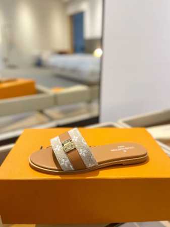 Louis Vuitton 路易威登 本款 Lv Isola 平底凉拖采用柔软牛皮革，令宽幅鞋面呈现 Lv 金属扣，追寻跨越时间的经典格调。多层皮革构筑耐磨一体 - 点击图像关闭