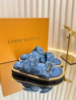 Lv胖乎乎性感拖鞋 情侣款 Louis Vuitton Lv 25Ss早春 情侣款 勃肯拖鞋 可可爱爱、脚感简直不要太好 侧面Logo扣点睛之笔 简约又高级 露