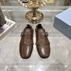 出厂 男款10情侣款 Prada 普拉达 25Ss春夏走秀新款流苏复古乐福鞋单鞋 这款鞋履着意呈现经典与复古格调，兼具阳刚气质与柔美风情，形成二元对比，彰显Pr