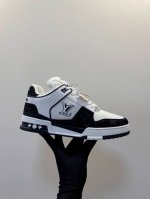 LV Trainer Sneaker 一如继往的给足安全感，实物比图片更好看更精致！梦中情鞋击败～99% 多巴胺百搭，糖果色系真的好甜 元气度满满的 奢华品质，